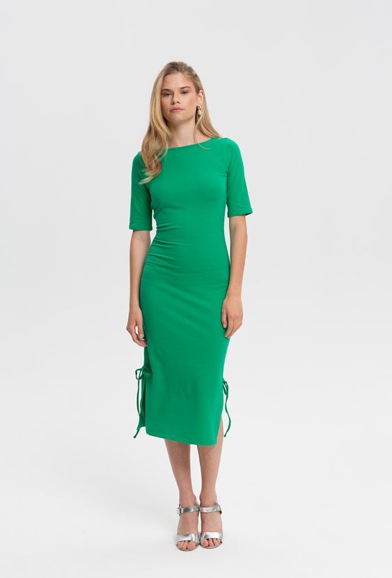 Zielona sukienka ze ściągaczem na boku