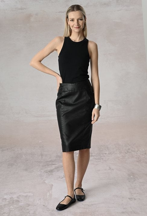 Dopasowana midi spódnica z imitacji skóry