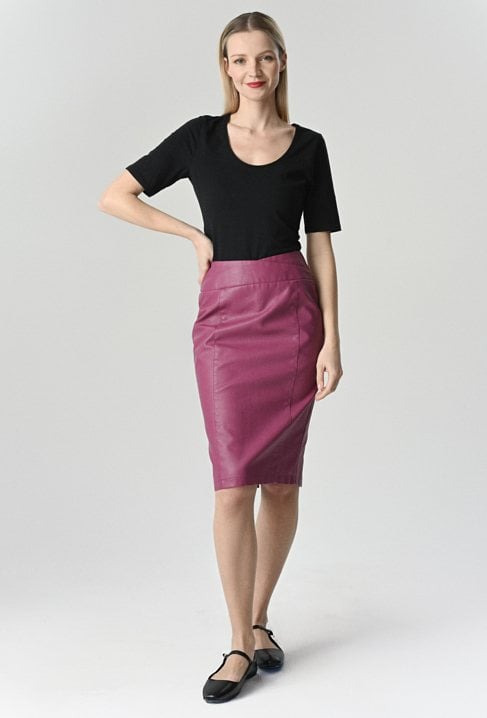 Dopasowana midi spódnica z imitacji skóry