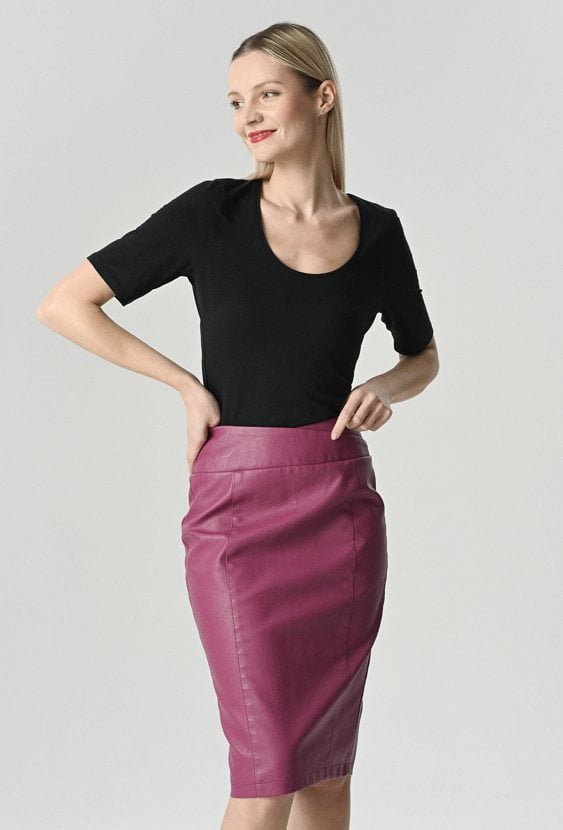 Dopasowana midi spódnica z imitacji skóry