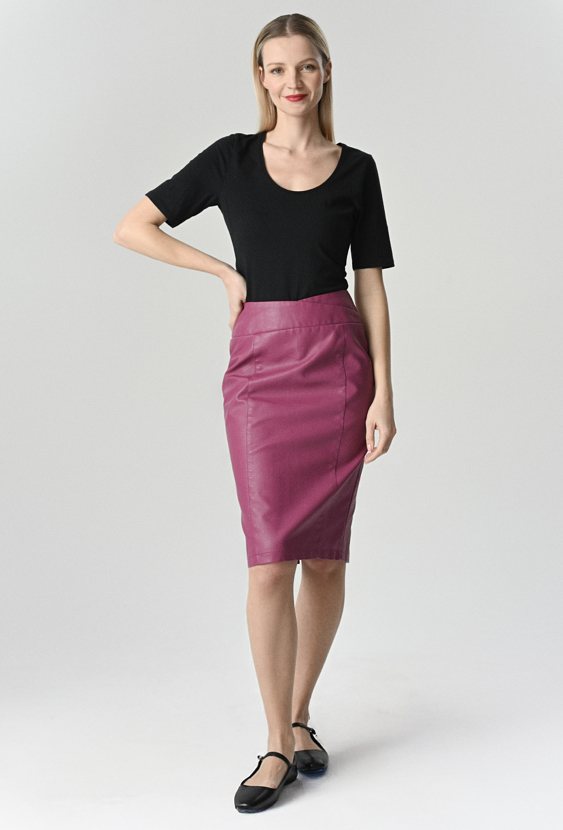 Dopasowana midi spódnica z imitacji skóry