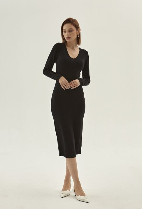 Czarna dopasowana sukienka z wiskozą