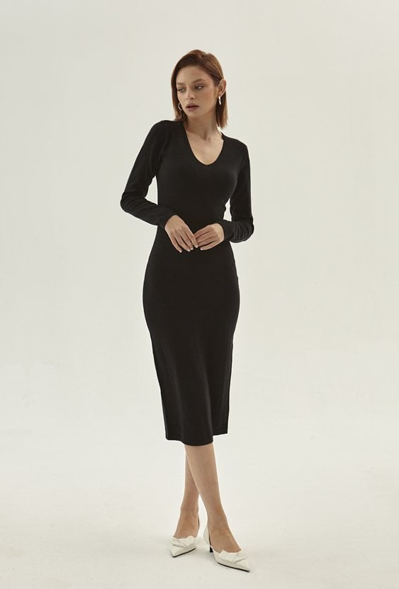 Czarna dopasowana sukienka z wiskozą