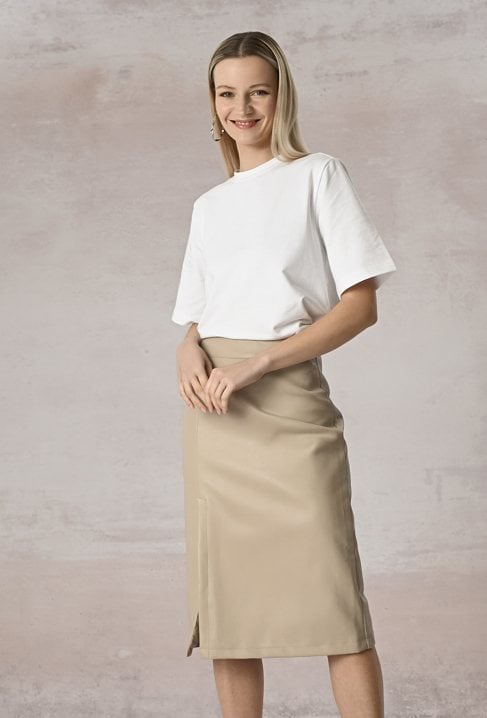 Beżowa spódnica z imitacji skóry