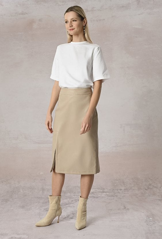 Beżowa spódnica z imitacji skóry