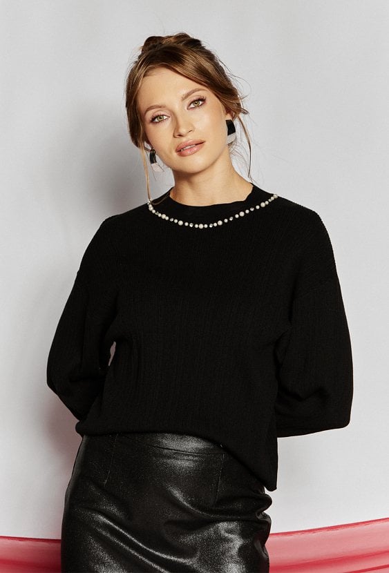 Sweter z eleganckimi aplikacjami