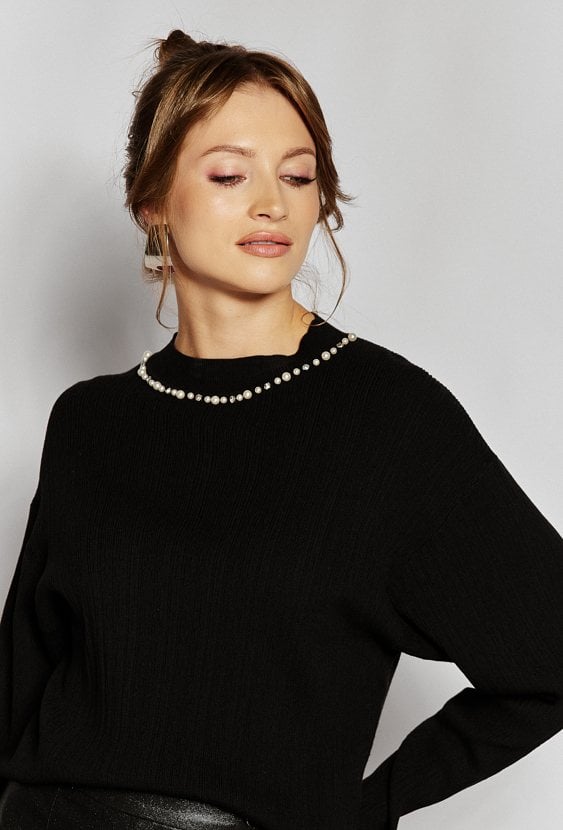 Sweter z eleganckimi aplikacjami