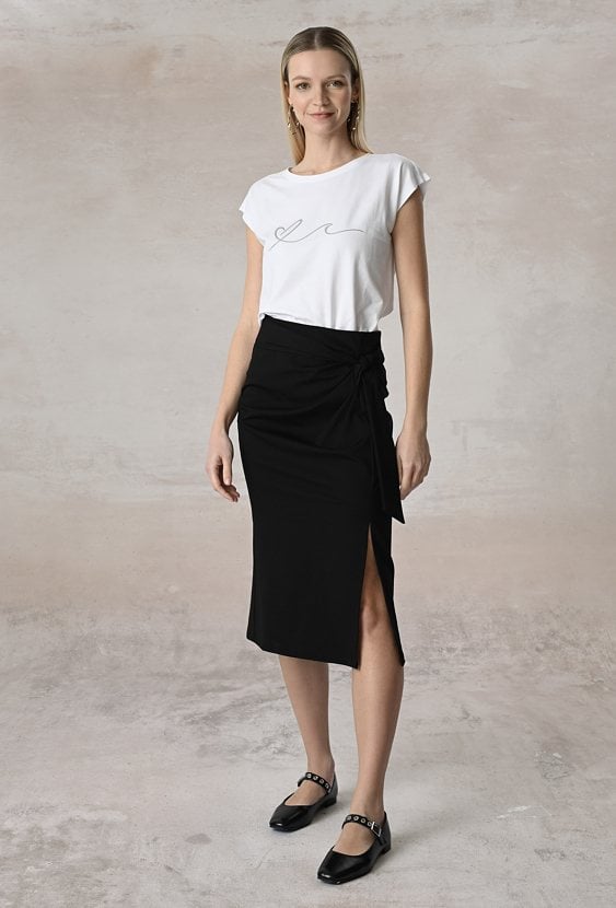 Czarna ołówkowa spódnica