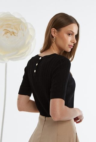 Czarny wiskozowy sweter z krótkim rękawem