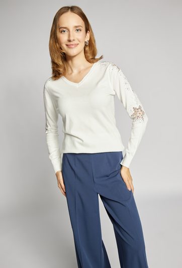 Sweter z koronką na rękawach