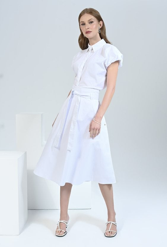 Biała spódnica midi wykonana z wysokiej jakości bawełny