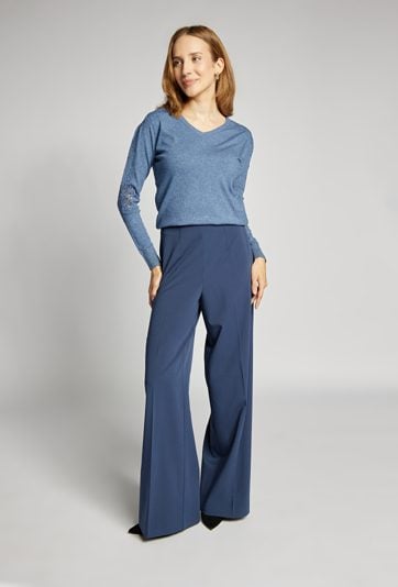 Sweter z koronką na rękawach
