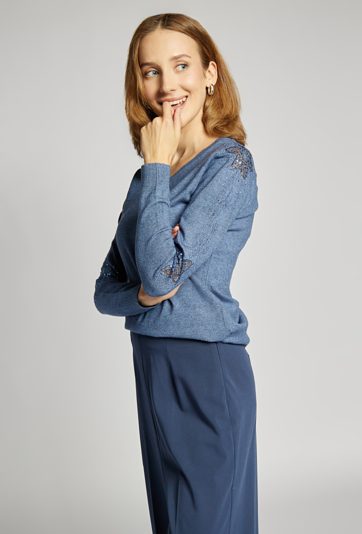 Sweter z koronką na rękawach