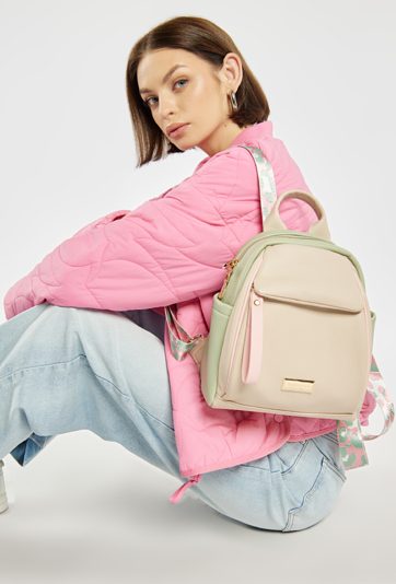 Plecak z wzorzystymi paskami