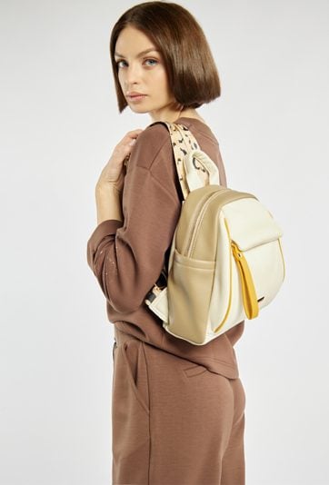 Plecak z wzorzystymi paskami