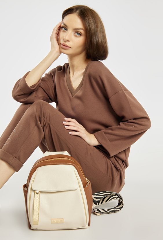 Plecak z wzorzystymi paskami