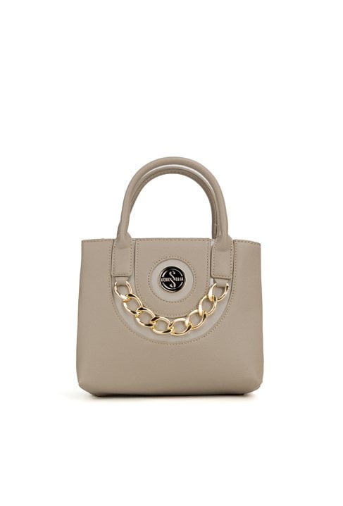 Kuferek z ozdobnym łańcuchem