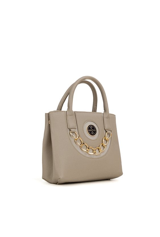 Kuferek z ozdobnym łańcuchem