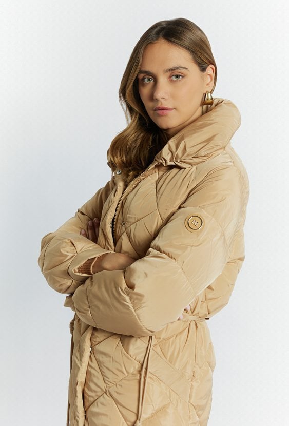 Długi, pikowany płaszcz z kołnierzem