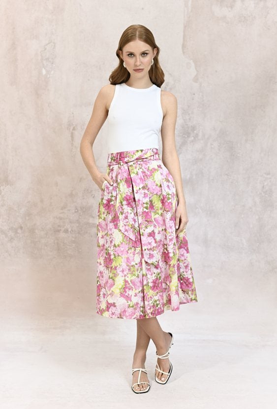 Rozkloszowana spódnica w wyrazisty kwiatowy wzór