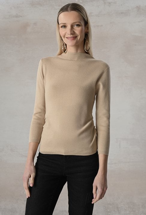 Beżowy sweter z prążkowanej dzianiny