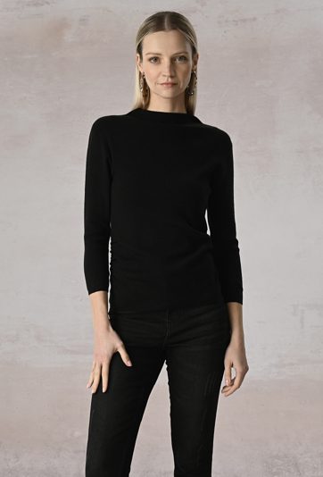 Czarny sweter z prążkowanej dzianiny