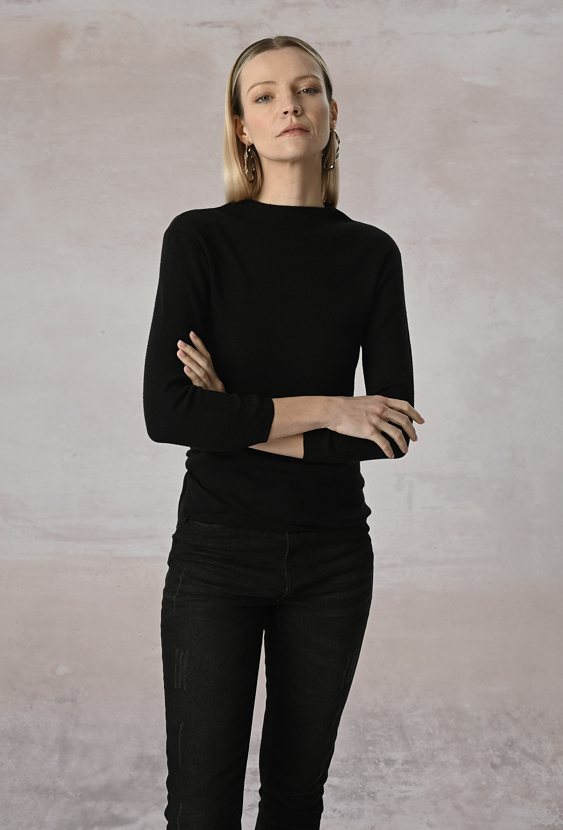 Czarny sweter z prążkowanej dzianiny