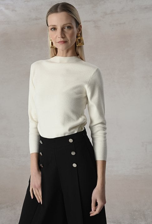 Śmietankowy sweter z prążkowanej dzianiny