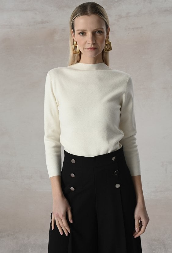 Śmietankowy sweter z prążkowanej dzianiny