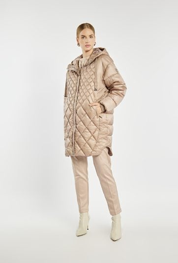 Pikowany płaszcz z kapturem