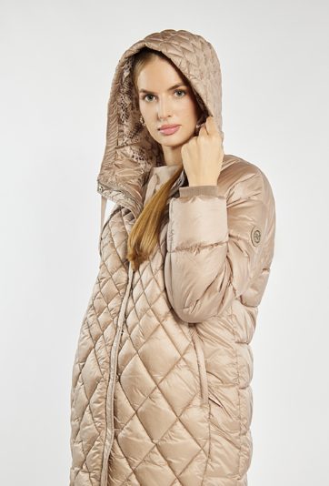 Pikowany płaszcz z kapturem