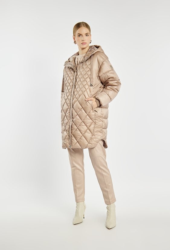 Pikowany płaszcz z kapturem