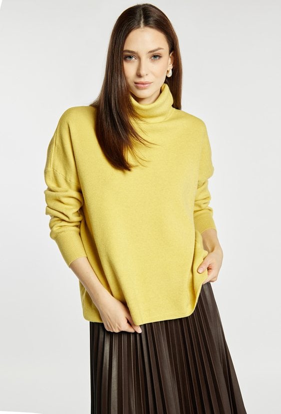 Sweter damski z luźnym golfem