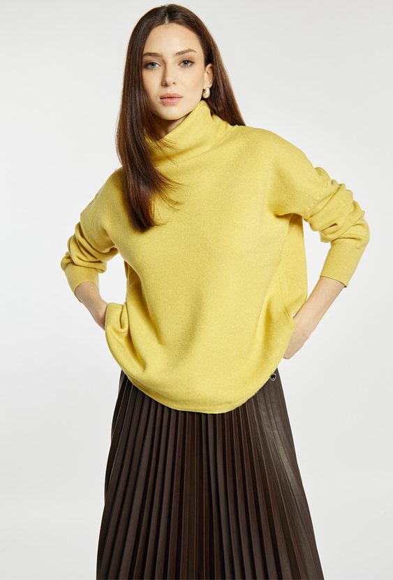 Sweter damski z luźnym golfem