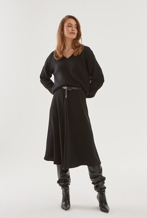 Czarny sweter w v-nek