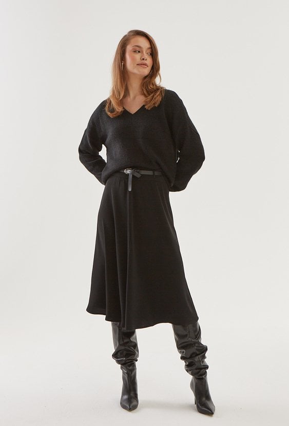 Czarny sweter w v-nek