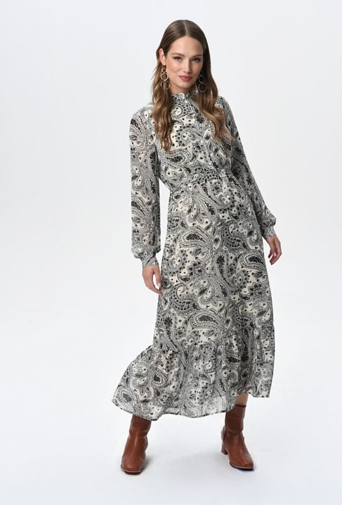 Długa sukienka w oryginalny wzór