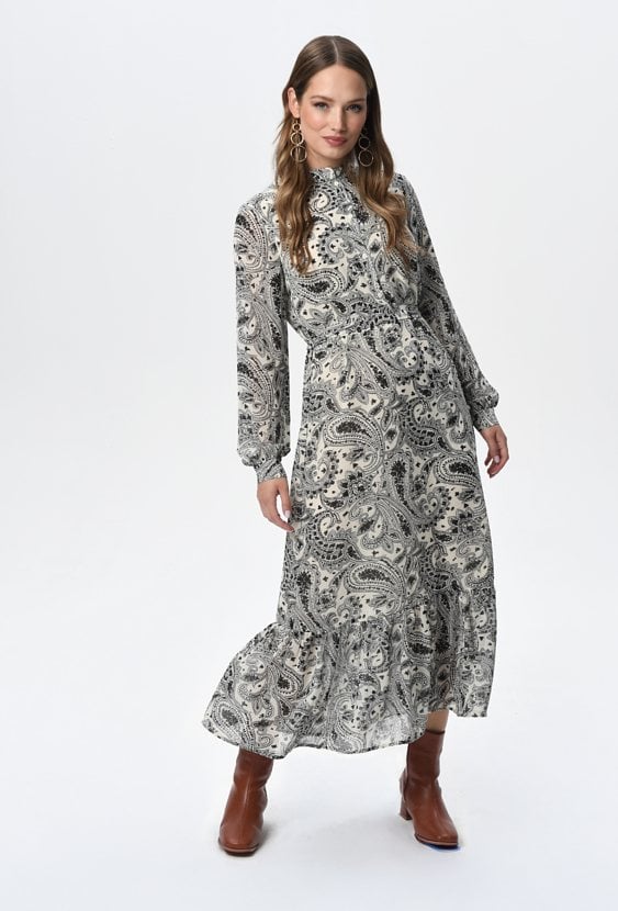 Długa sukienka w oryginalny wzór