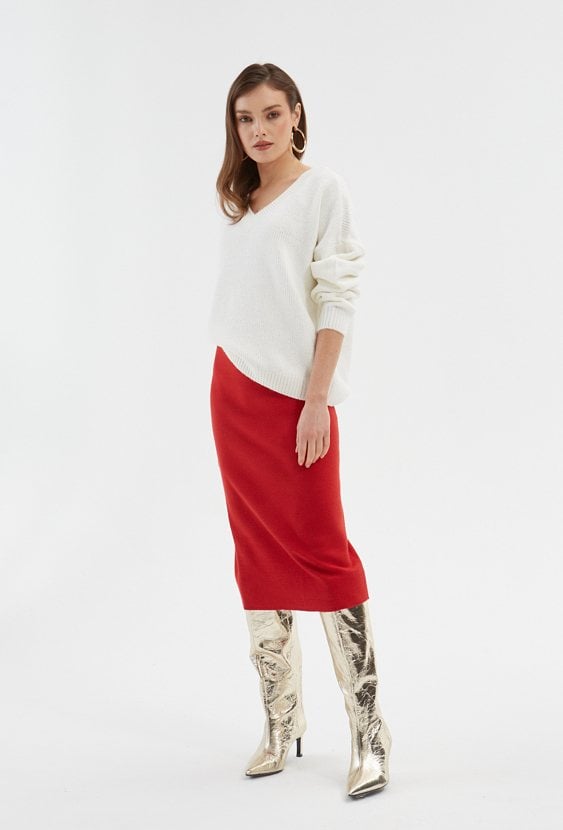 Kremowy sweter w v-nek