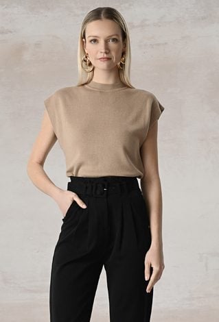 Brązowy sweter o ciekawej formie