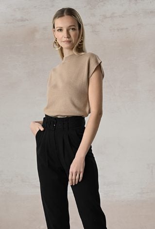 Brązowy sweter o ciekawej formie