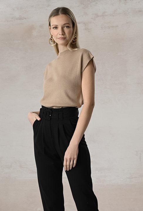 Brązowy sweter o ciekawej formie