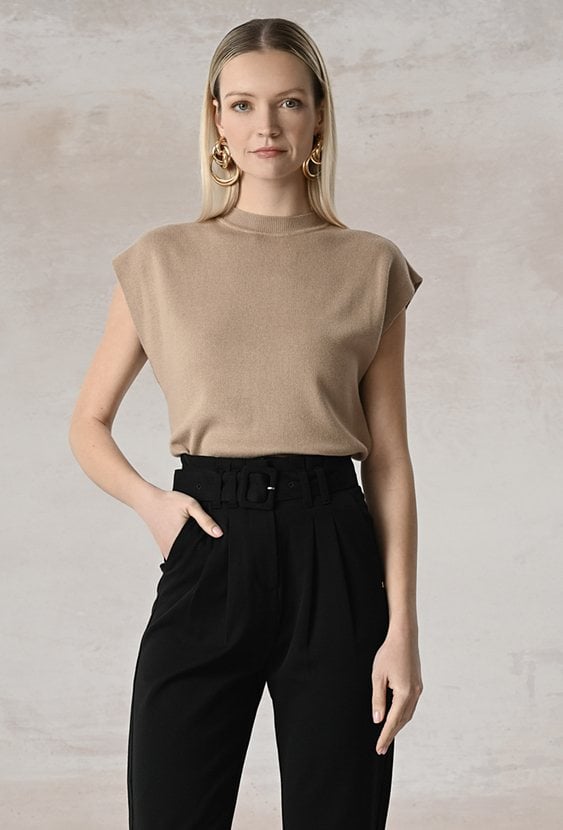 Brązowy sweter o ciekawej formie