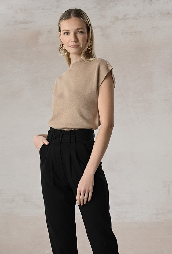 Brązowy sweter o ciekawej formie