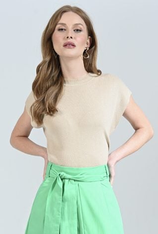 Beżowy sweter o ciekawej formie