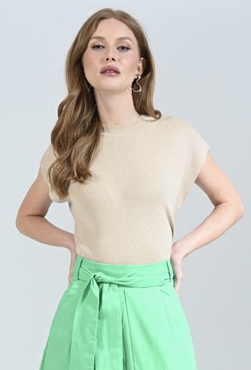 Beżowy sweter o ciekawej formie