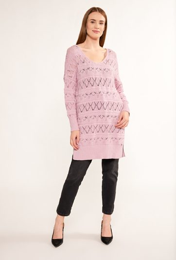 Ażurowy sweter o dłuższym kroju