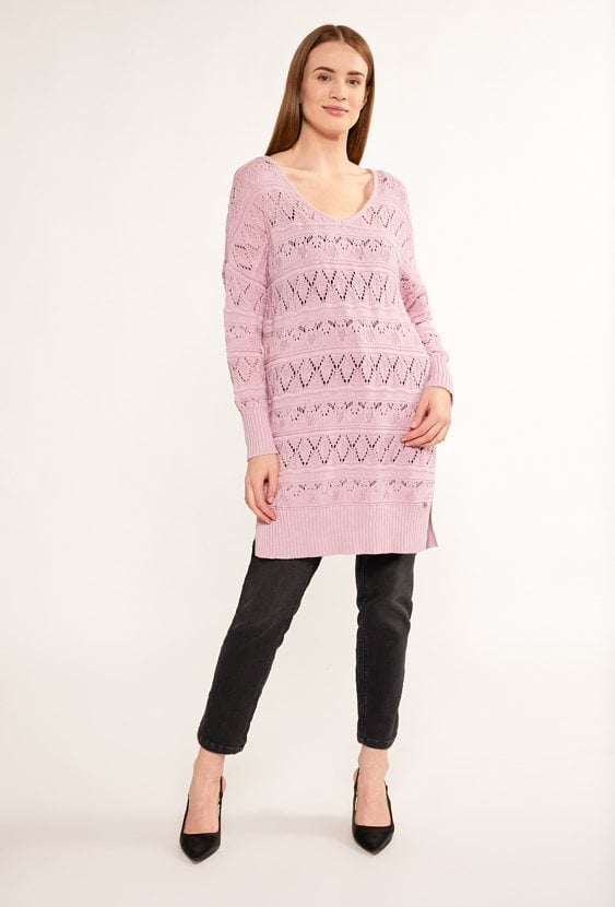 Ażurowy sweter o dłuższym kroju