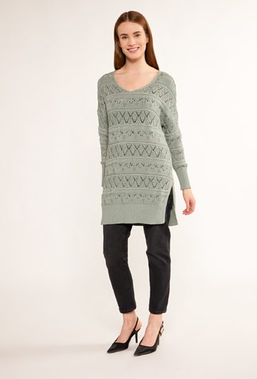 Ażurowy sweter o dłuższym kroju