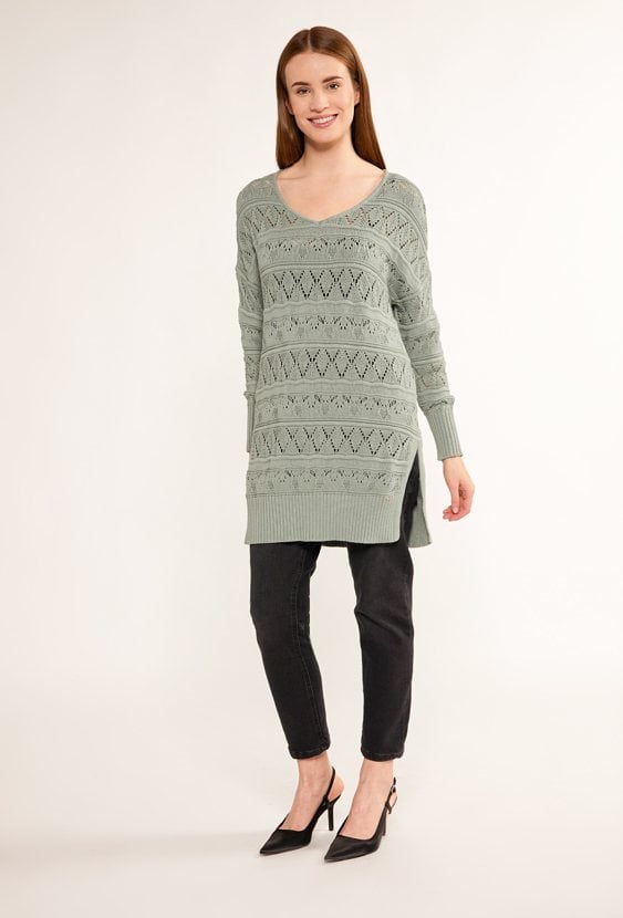 Ażurowy sweter o dłuższym kroju